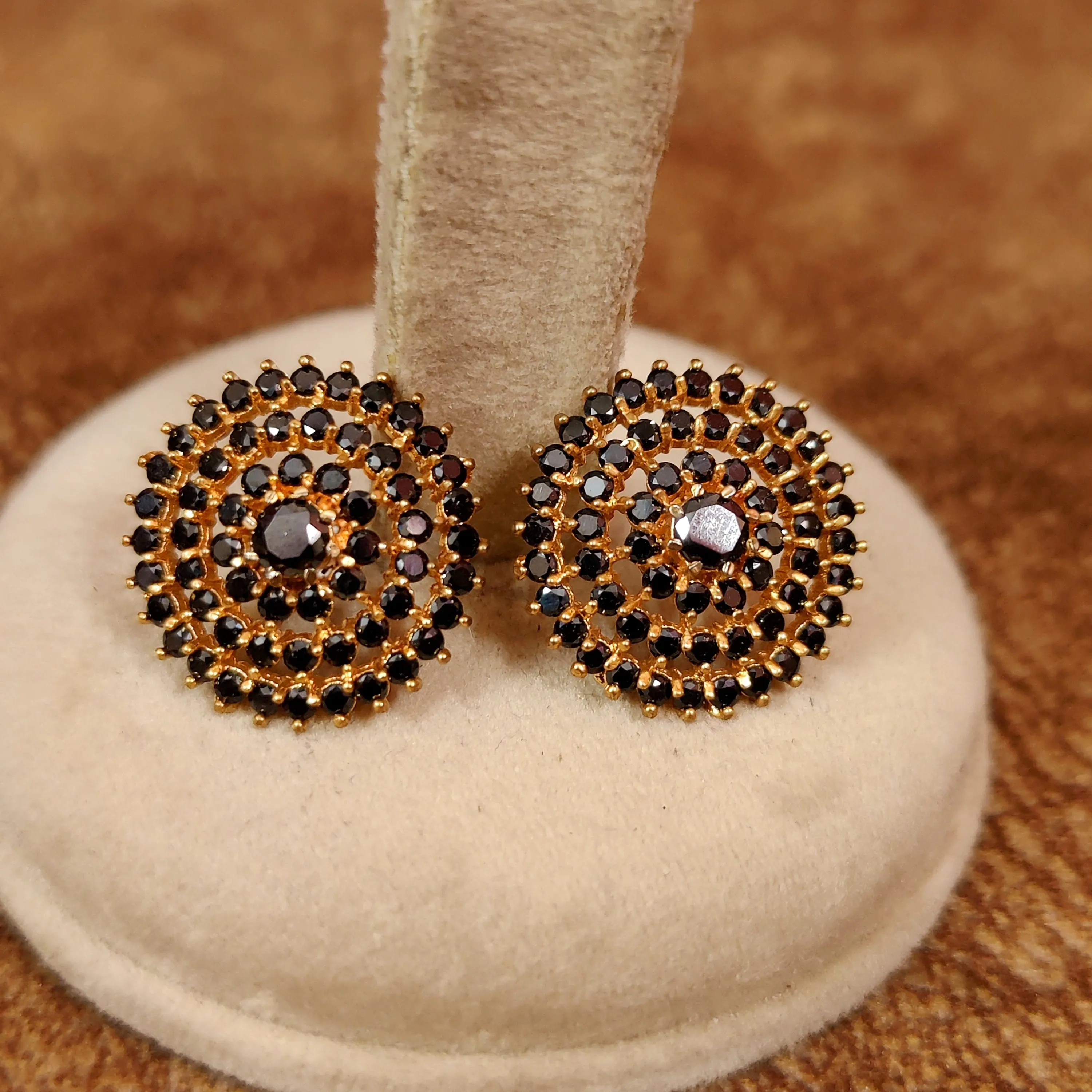 Black round shaped fine studs