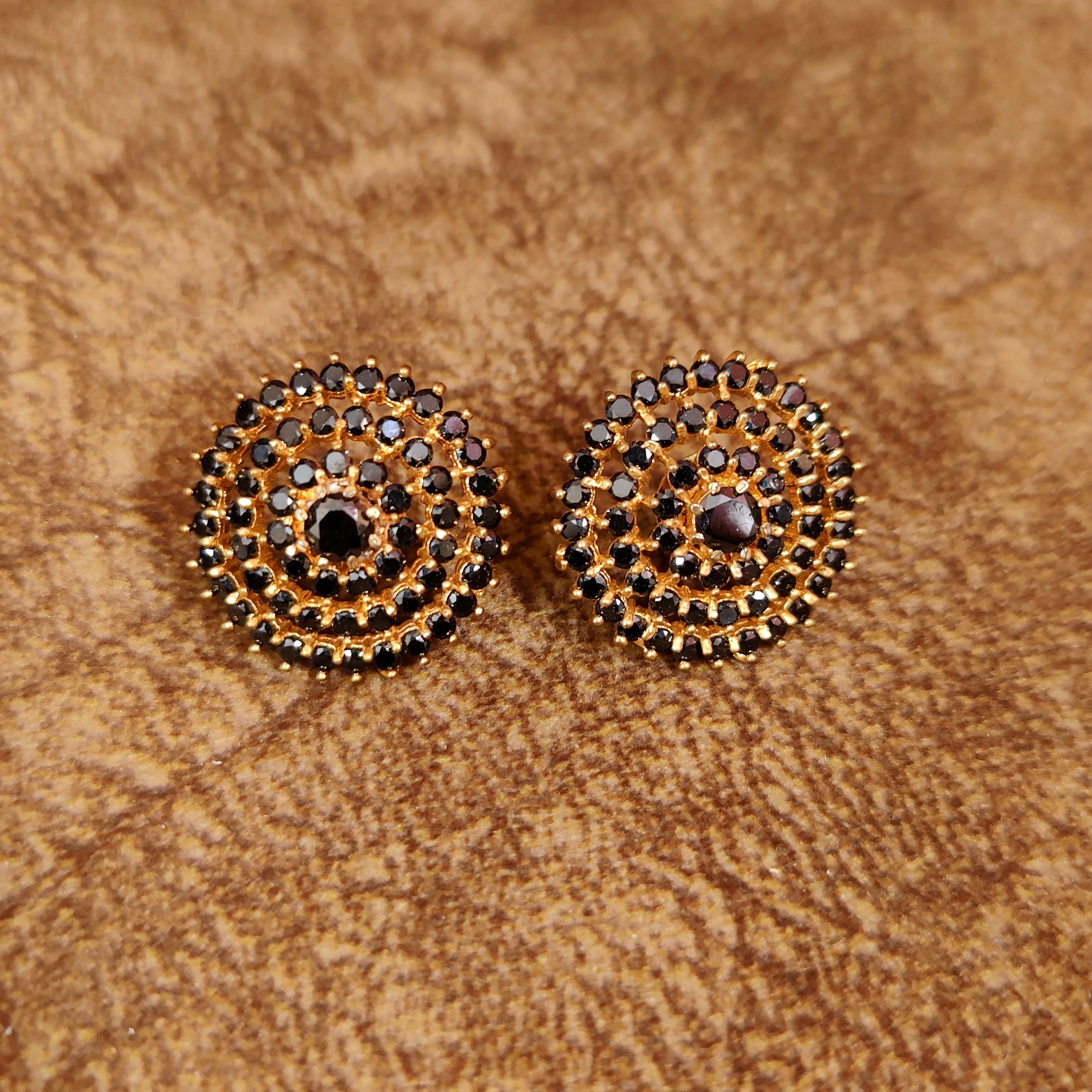 Black round shaped fine studs