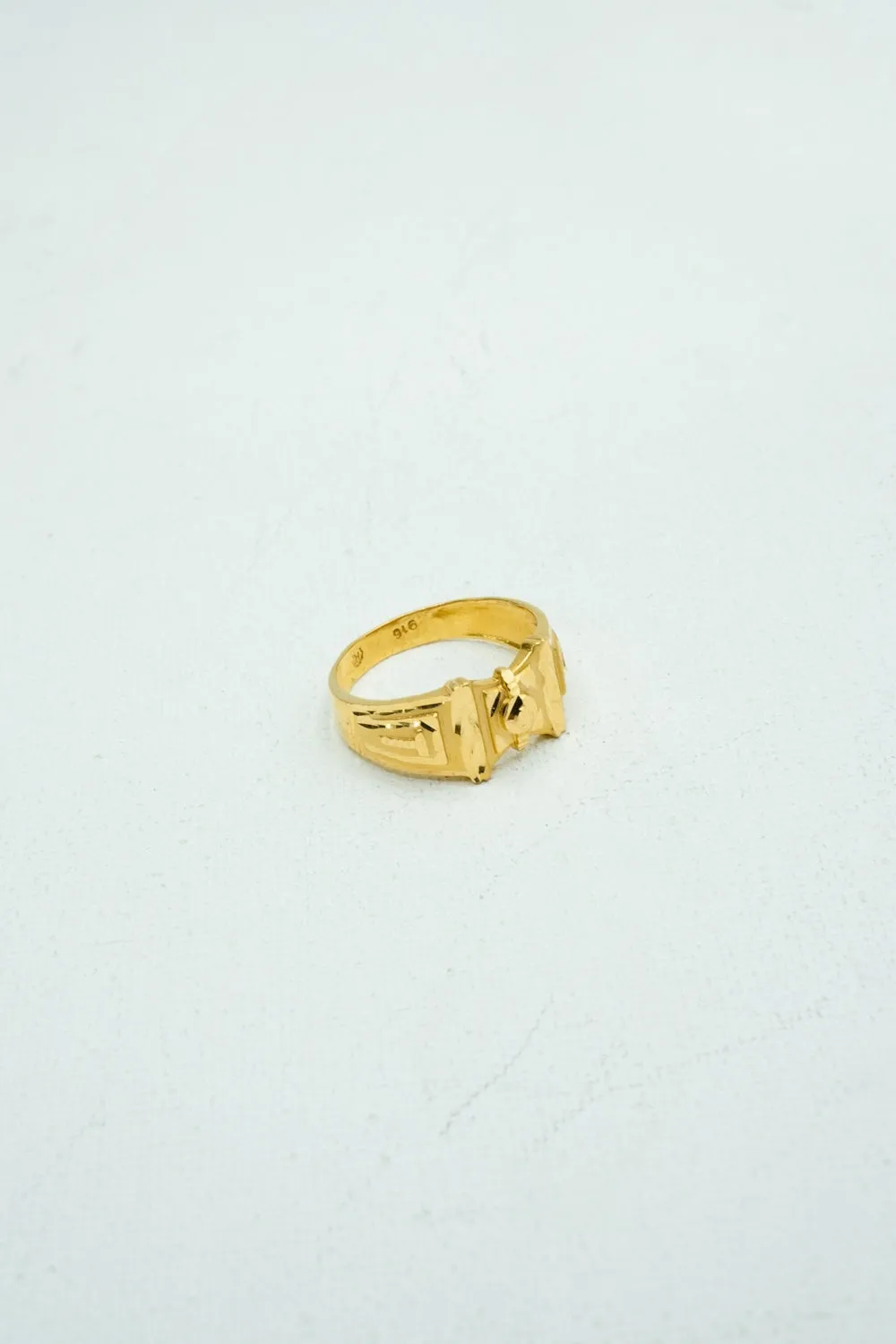 Dainty textured ring-