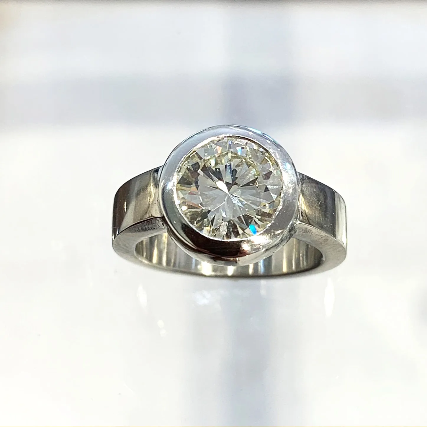 Jeffrey Levin / Ring / Engagement / Modern Solitaire Diamond / Platinum