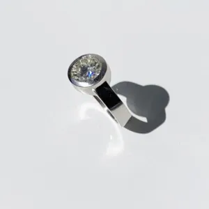 Jeffrey Levin / Ring / Engagement / Modern Solitaire Diamond / Platinum