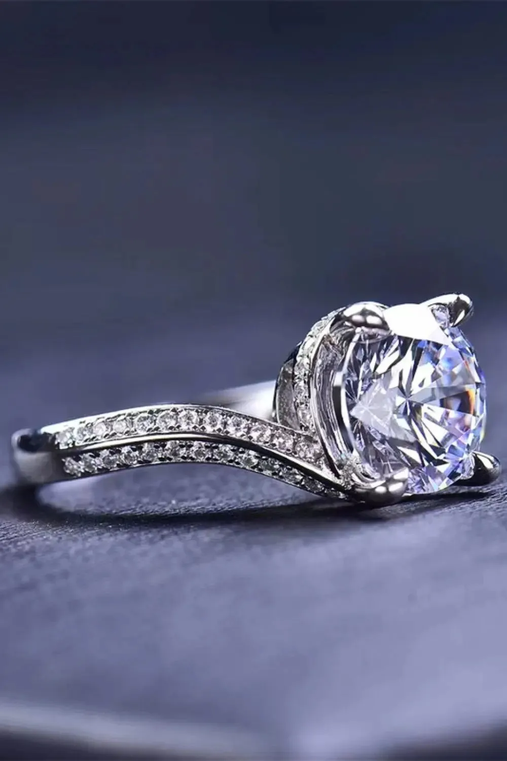 LOVCIA Keep Your Eyes On Me 3 Carat Moissanite Ring