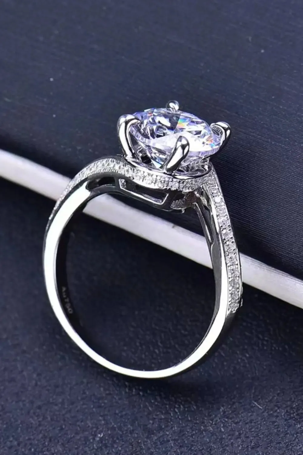 LOVCIA Keep Your Eyes On Me 3 Carat Moissanite Ring