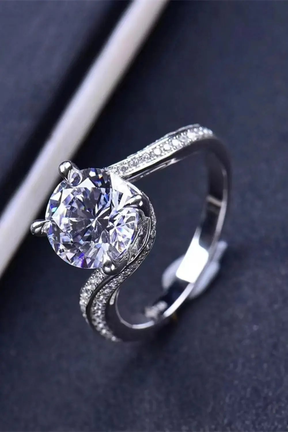 LOVCIA Keep Your Eyes On Me 3 Carat Moissanite Ring