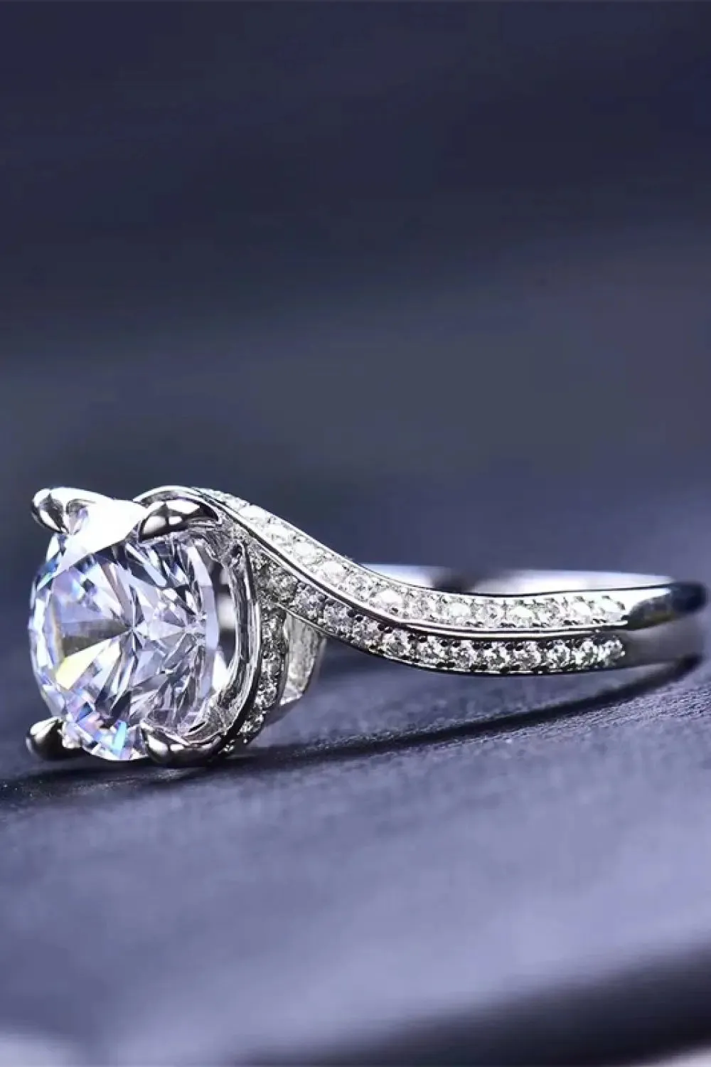 LOVCIA Keep Your Eyes On Me 3 Carat Moissanite Ring