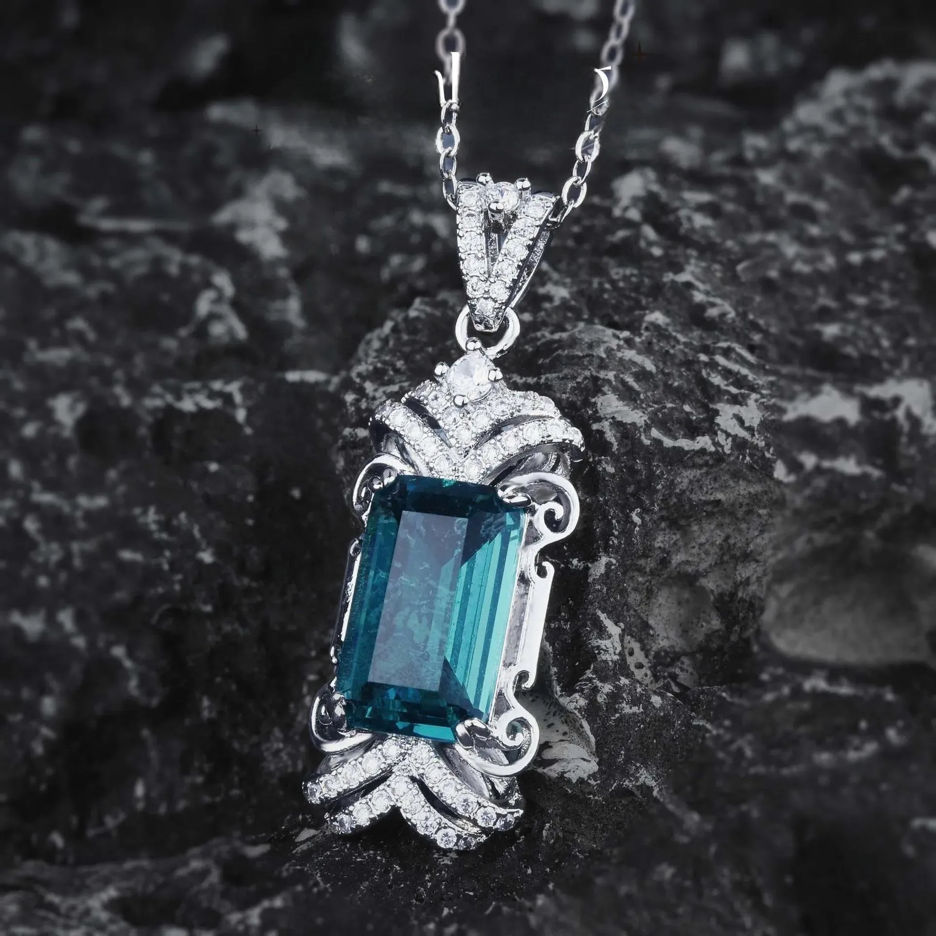 Luxury Imitated Lake Baikal London Blue Topaz Pendant Necklaces For Women