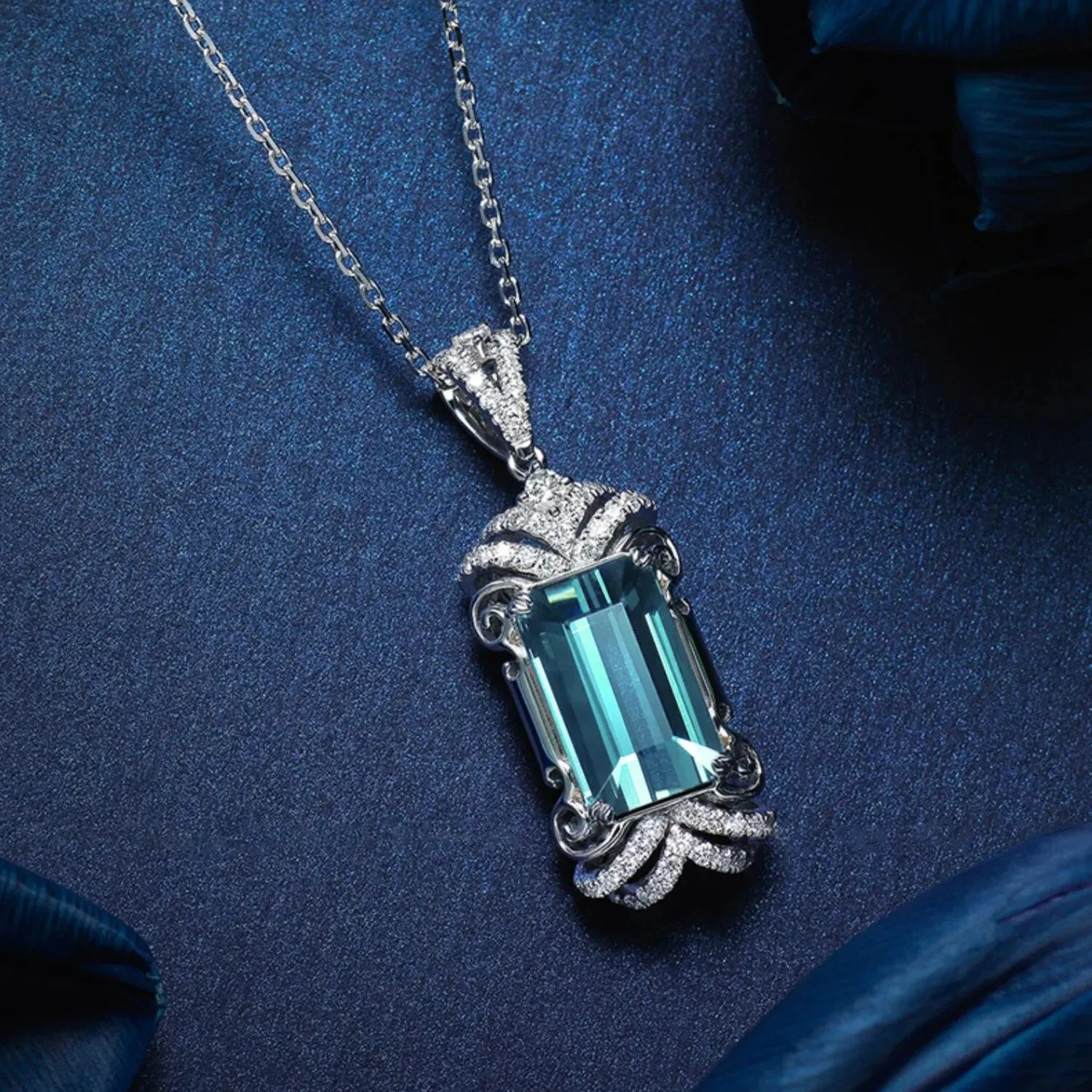 Luxury Imitated Lake Baikal London Blue Topaz Pendant Necklaces For Women
