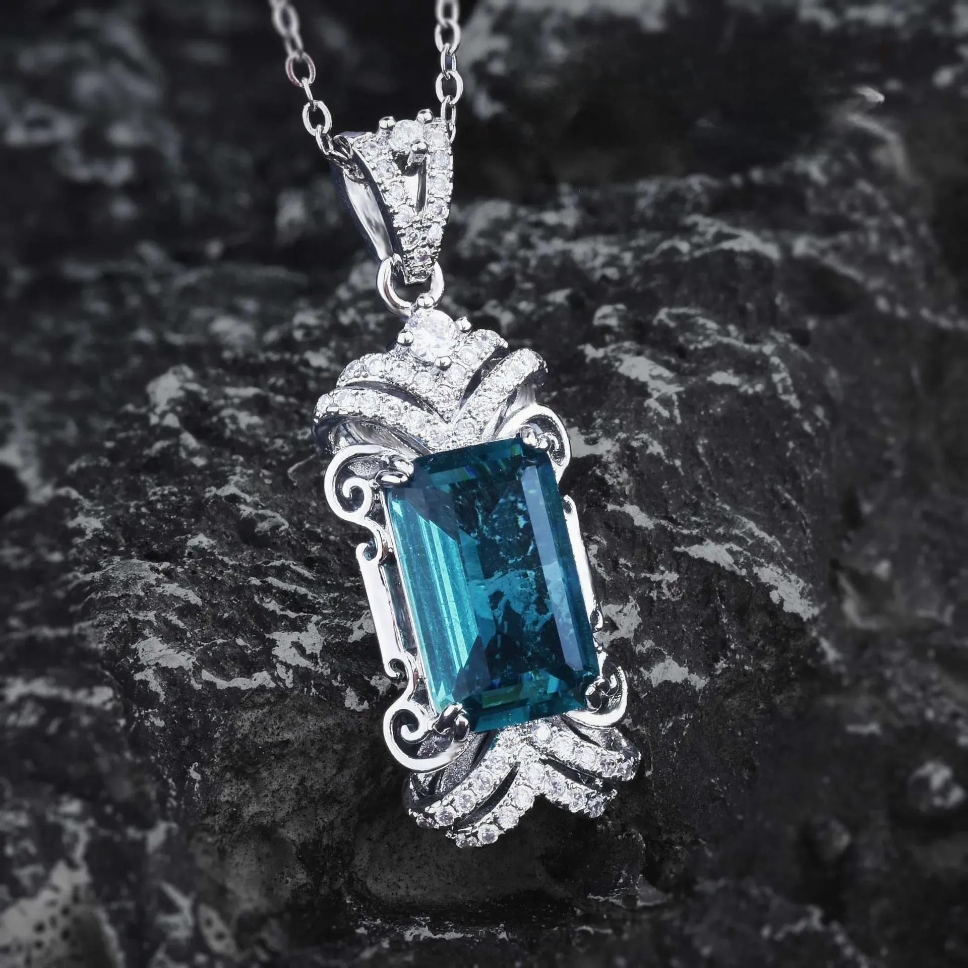 Luxury Imitated Lake Baikal London Blue Topaz Pendant Necklaces For Women