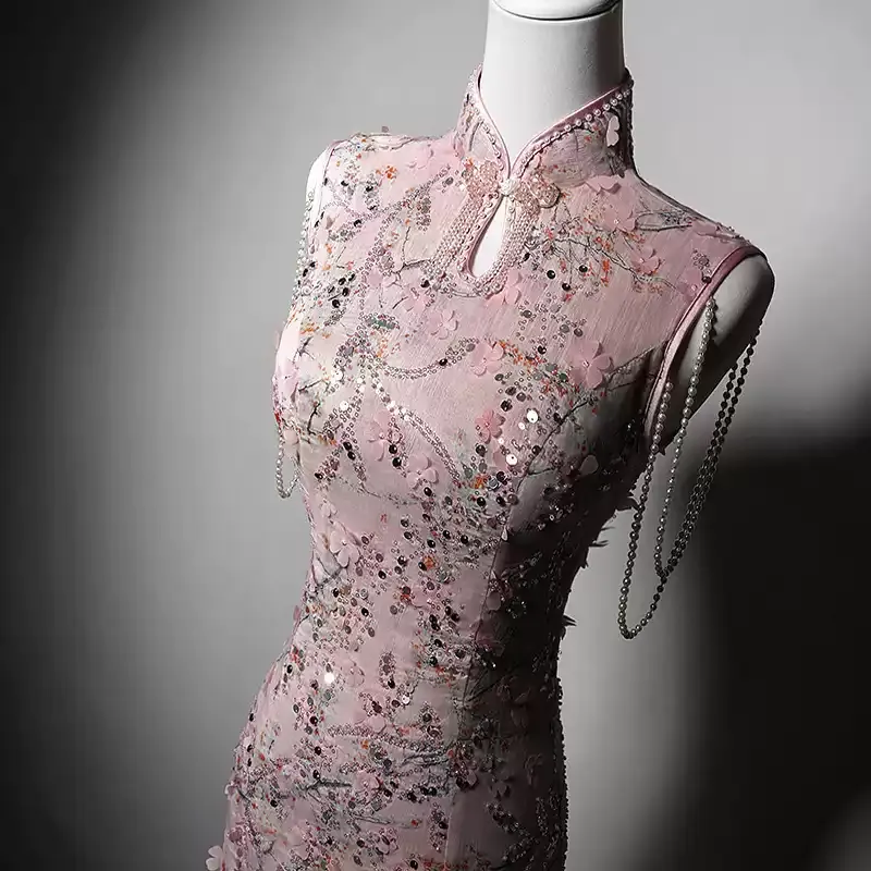 Luxury Pink Cheongsam Dress with Slit and Sequin Embellishments – Sleeveless Qipao with Pearl Shoulder Chains Plus Size