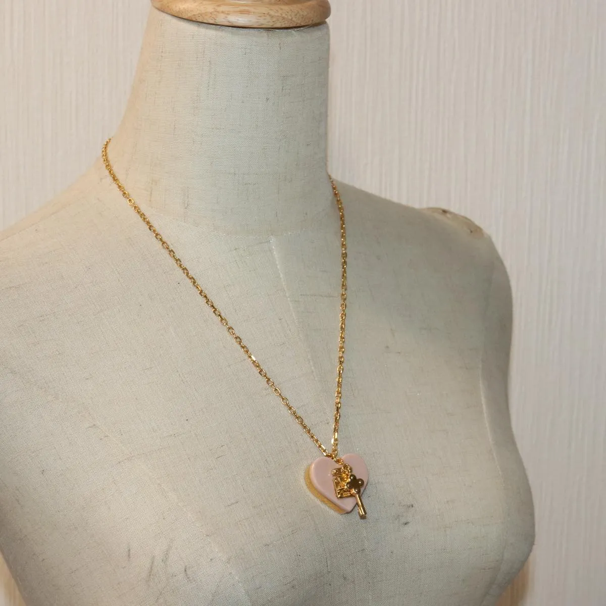 Trendy Inspired Louis Vuitton Pandantif Rock Me Necklace Necklace Metal Gold Pink Lv Auth 87373